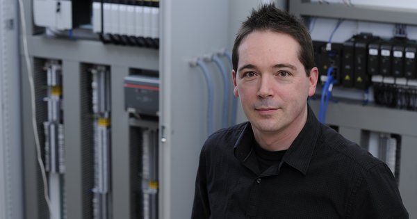 Éric Poulin, professeur au Département de génie électrique et de génie informatique