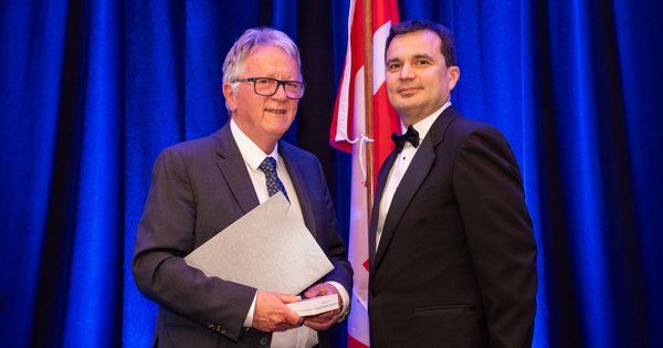 Jacques Locat et monsieur Jean-François Legault, président du Comité de sélection