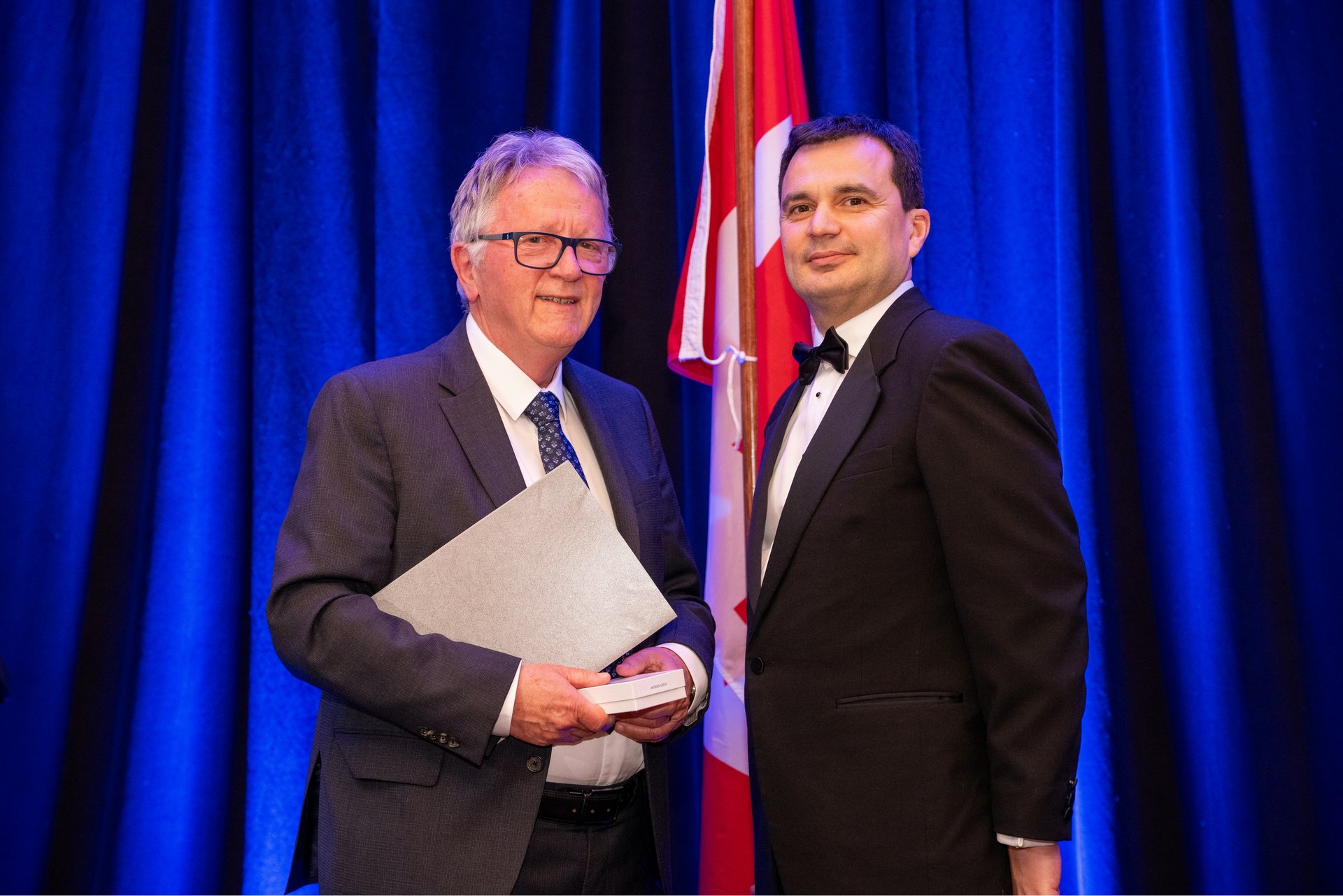 Jacques Locat et monsieur Jean-François Legault, président du Comité de sélection