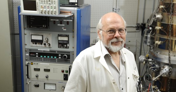 Emile J. Knystautas, professeur au Département de physique, de génie physique et d'optique Emile J. Knystautas, professeur au Département de physique, de génie physique et d'optique