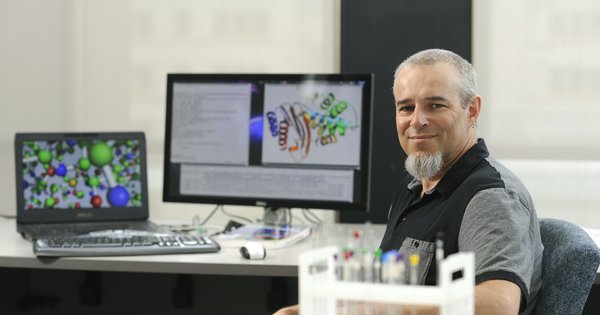 Stéphane Gagné, professeur au Département de biochimie, de microbiologie et de bio-informatique