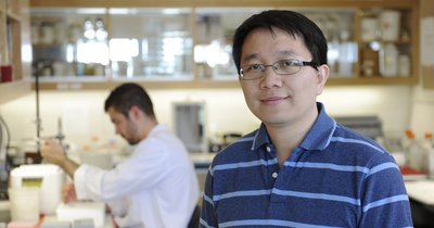 Rong Shi, professeur au Département de biochimie, de microbiologie et de bio-informatique