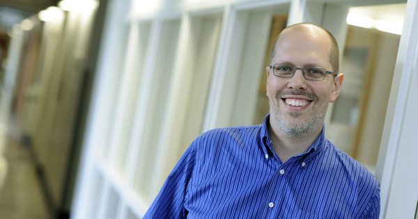 Steve Charette, professeur au Département de biochimie, de microbiologie et de bio-informatique
